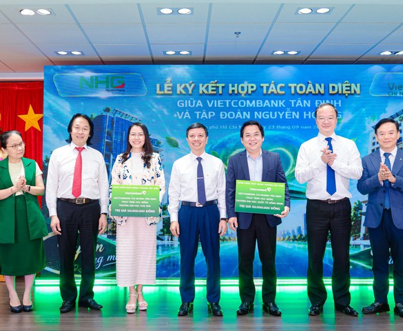 Tập đoàn Nguyễn Hoàng và Vietcombank ký kết thỏa thuận hợp tác chiến lược toàn diện