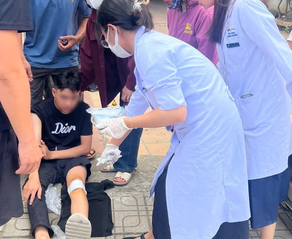 Nhà thuốc Long Châu trở thành “điểm tựa” hỗ trợ sơ cấp cứu cho cộng đồng trong những ngày mưa lớn kéo dài