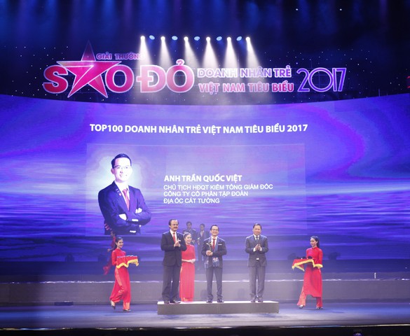 CEO Hung Thinh Corp đón nhận giải thưởng Top 10 Doanh nhân trẻ Sao Đỏ 2017
