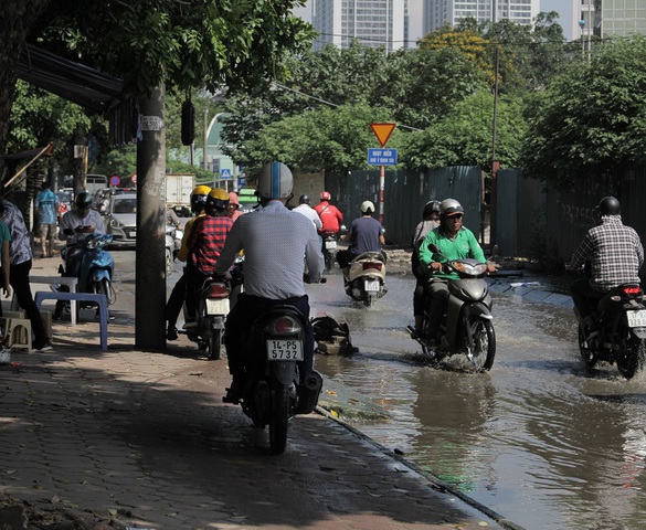 Con đường luôn ngập nước bất kể nắng mưa