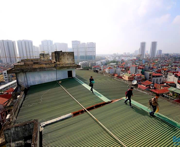 Hỏng thang máy, cư dân phải leo mái nhà
