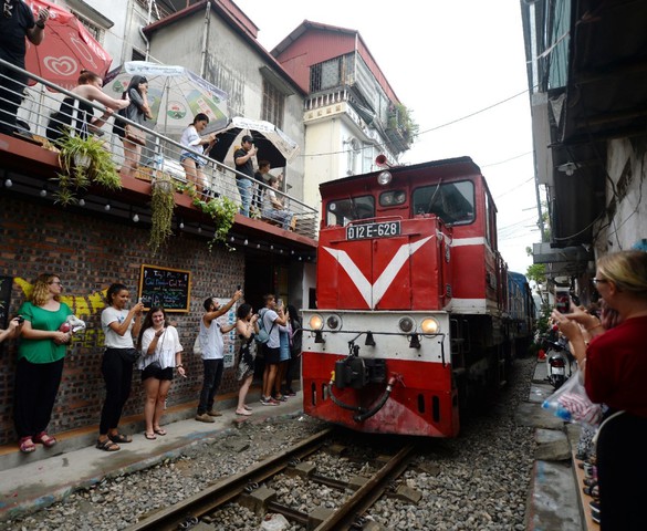 Hanoi Train Street a global top attraction experiencing overtourism