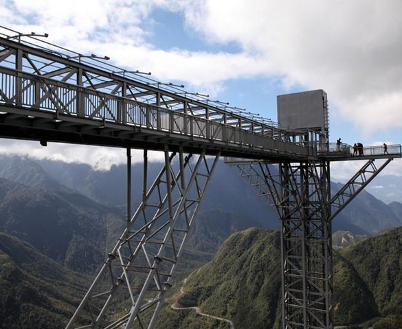First phase of Vietnam’s highest skywalk Rong May Glass Bridge opens near Sa Pa