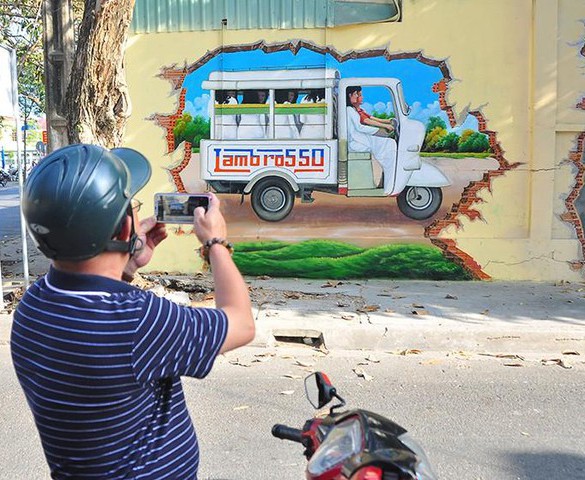 Mural project brightens Can Tho street