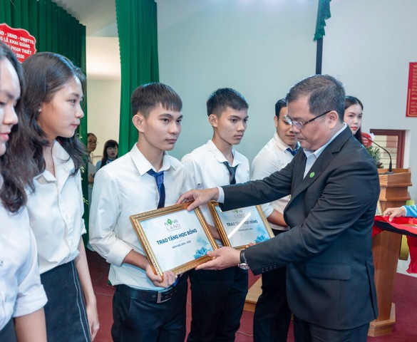 Novaland trao tặng học bổng trị giá 1 tỷ đồng cho sinh viên Bình Thuận