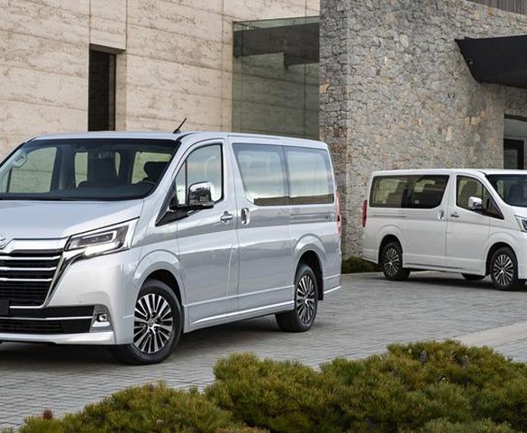 Toyota Granvia 9 chỗ giá hơn ba tỷ đồng