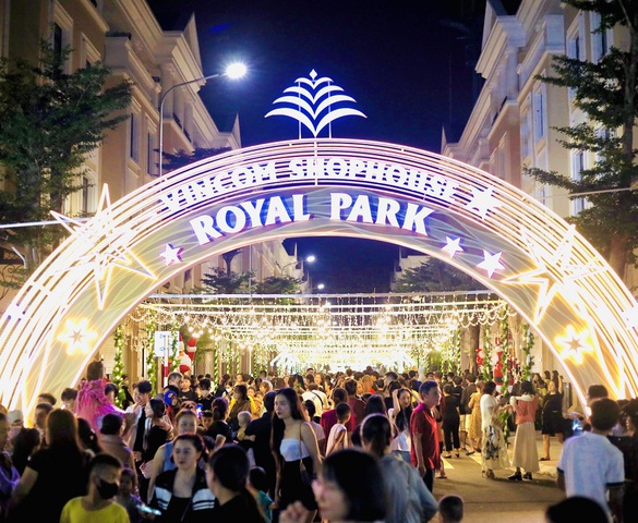 Người dân Quảng Trị hân hoan đón “tuyết rơi” tại Vincom Shophouse Royal Park