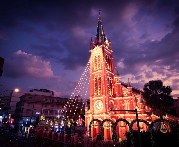 Tân Định, “nhà thờ hồng” rực rỡ Giáng sinh