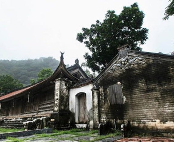 Chùa, nhà thờ và đêm trăng buồn...
