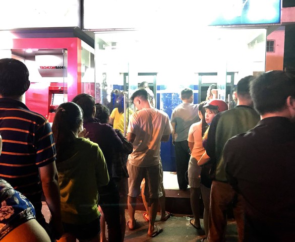 Nghĩ bên cây ATM