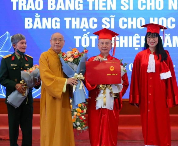 Thượng tọa Thích Chân Quang được trao bằng Tiến sĩ ngành Luật