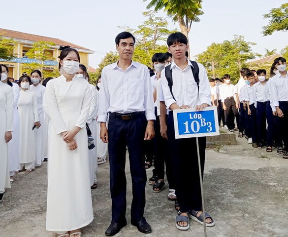 Thừa Thiên Huế: Thầy giáo trường Hương Vinh dũng cảm cứu người trong cơn lũ lớn