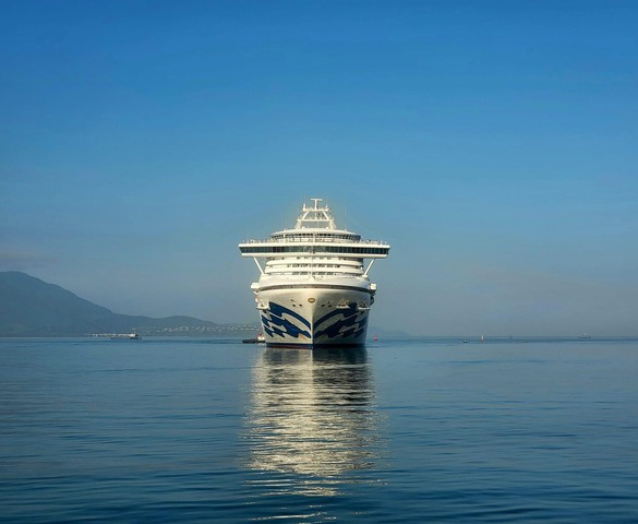 Siêu du thuyền Diamond Princess cập cảng Chân Mây, đưa hàng trăm du khách tham quan Cố đô Huế