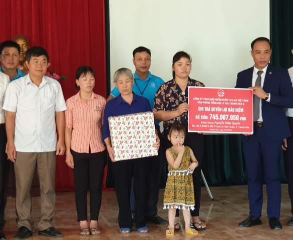AIA Thanh Hóa chi trả gần một tỷ đồng quyền lợi bảo hiểm cho khách hàng