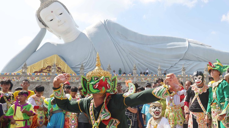 Photo Travel: Múa Chằn, vũ điệu sử thi mừng lễ Ok Om Bok