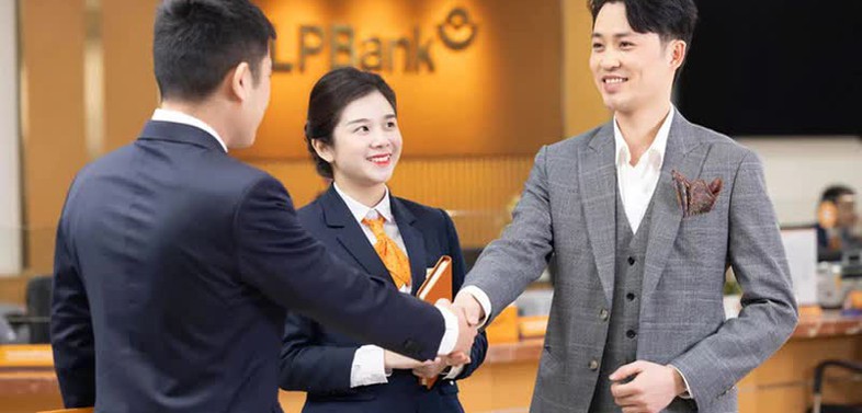 LPBank lãi gần 6.000 tỷ đồng sau 6 tháng, thu ngoài lãi tăng mạnh 33%
