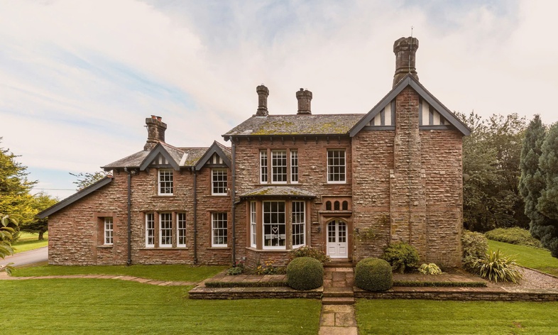 Cận cảnh những căn nhà kiểu Victoria đang được rao bán tại Anh